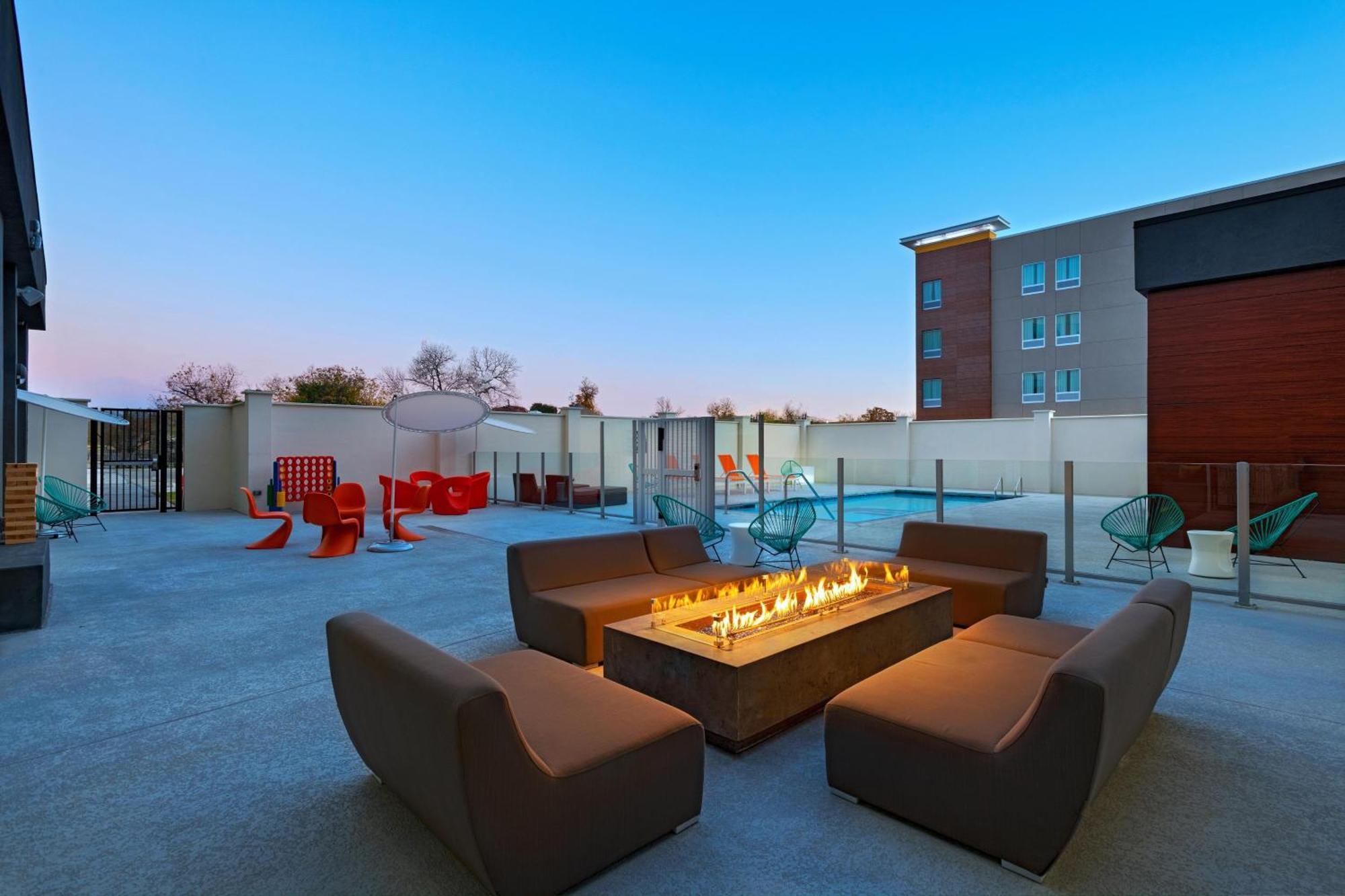 ホテル Aloft Waco Downtown エクステリア 写真