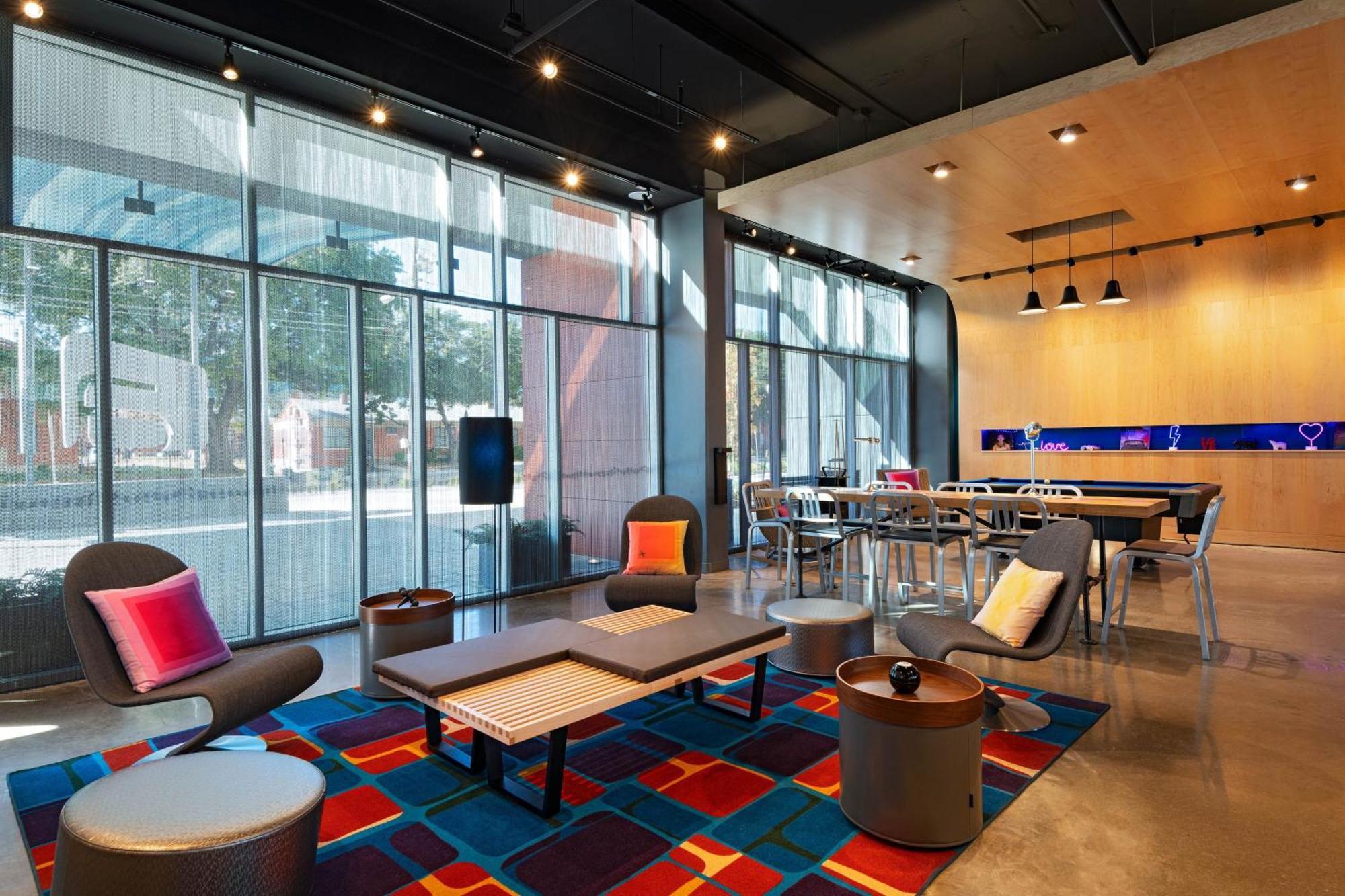 ホテル Aloft Waco Downtown エクステリア 写真