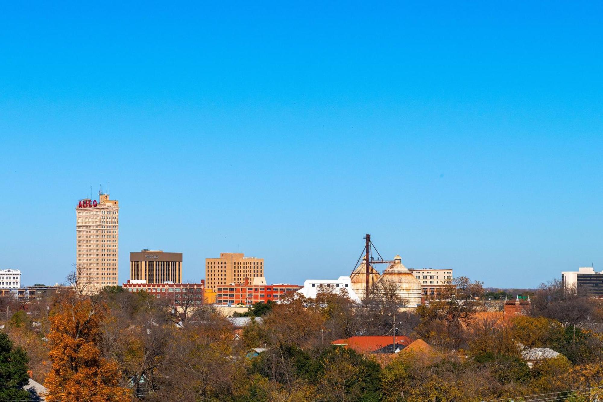 ホテル Aloft Waco Downtown エクステリア 写真